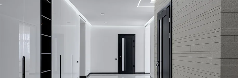Modern hall med belysning